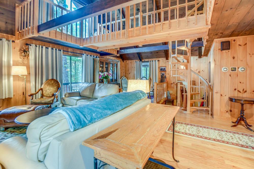 Charming Tamworth Cabin with Grill and Fireplace
